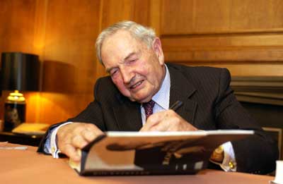 IMAGE:  David Rockefeller returned to Chicago's International House on November 7 for a discussion of Memoirs with U of C President Randel. Several hundred people attended the program and the book-signing reception that followed.